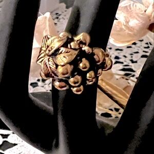 VINTAGE | 70s SARAH COVENTRY Golden Grapes Garden Party Ring